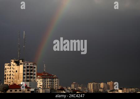 Nach einem Regenschauer am 15. November 2020 erhebt sich über Gaza City ein Regenbogen. (Foto von Majdi Fathi/NurPhoto) Stockfoto