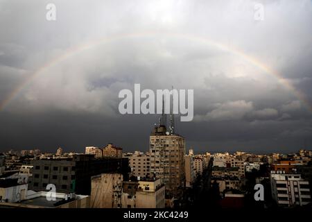 Nach einem Regenschauer am 15. November 2020 erhebt sich über Gaza City ein Regenbogen. (Foto von Majdi Fathi/NurPhoto) Stockfoto