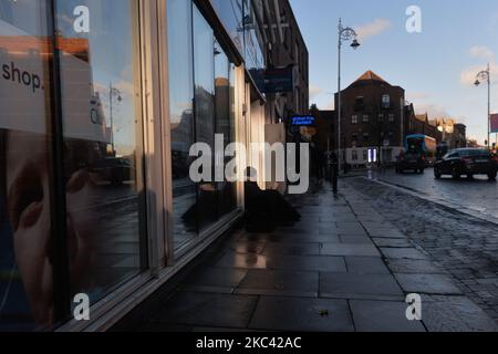 Ein Bettler, der vor einem Tesco-Laden im Zentrum von Dublin gesehen wurde. Am Samstag, den 14. November 2020, in Dublin, Irland. (Foto von Artur Widak/NurPhoto) Stockfoto