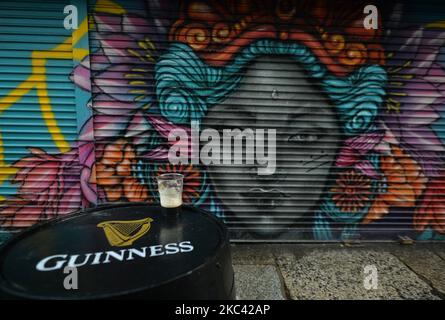 Ein Pint Guinness in einem Plastikbecher vor dem Ha'Penny Bridge Pub im Zentrum von Dublin. Am Samstag, den 14. November 2020, in Dublin, Irland. (Foto von Artur Widak/NurPhoto) Stockfoto