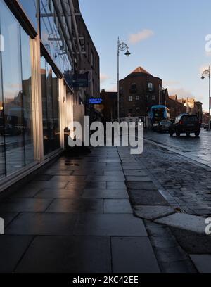 Ein Bettler, der vor einem Tesco-Laden im Zentrum von Dublin gesehen wurde. Am Samstag, den 14. November 2020, in Dublin, Irland. (Foto von Artur Widak/NurPhoto) Stockfoto