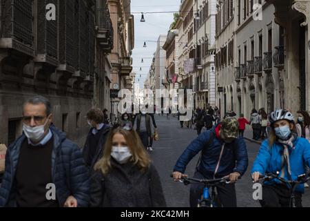 Menschen in der Nähe der Via del Corso , in Rom, Italien, am 14. November 2020 (Foto: Riccardo Fabi/NurPhoto) Stockfoto