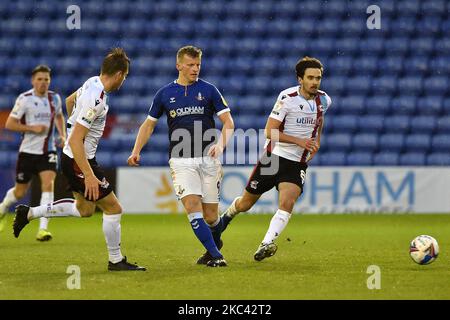 Danny Rowe von Oldham Athletic sticht am Samstag, den 14.. November 2020, mit Alex Gilliead von Scunthorpe United während des Spiels der Sky Bet League 2 zwischen Oldham Athletic und Scunthorpe United im Boundary Park, Oldham, zusammen. (Foto von Eddie Garvey/MI News/NurPhoto) Stockfoto