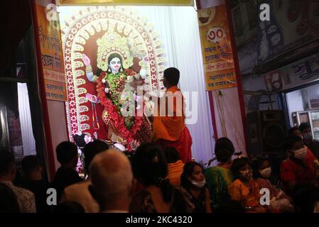 Hinduistische Anhänger aus Bangladesch feiern Kali Puja, da sie am Samstag, den 14. November 2020, im Gebiet von Shakharibazar in Dhka, Bangladesch, keine soziale Distanzierung inmitten der Corona-Virus-Epidemie aufrechterhalten. (Foto von Syed Mahamudur Rahman/NurPhoto) Stockfoto