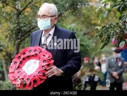 Etwa 100 Veteranen, Angehörige der Armee und Vertreter ausländischer Länder in Taiwan sowie andere Teilnehmer legen während eines Gedenktages im Taiwan POW Memorial and Peace Park Kränze ab und würdigen die Verstorbenen im Ersten und Zweiten Weltkrieg. Am 15. November 2020 in New Taipei City, Taiwan. (Foto von Ceng Shou Yi/NurPhoto) Stockfoto