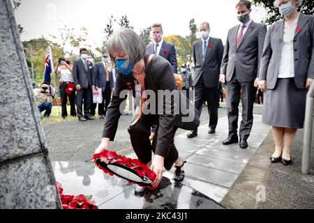 Etwa 100 Veteranen, Angehörige der Armee und Vertreter ausländischer Länder in Taiwan sowie andere Teilnehmer legen während eines Gedenktages im Taiwan POW Memorial and Peace Park Kränze ab und würdigen die Verstorbenen im Ersten und Zweiten Weltkrieg. Am 15. November 2020 in New Taipei City, Taiwan. (Foto von Ceng Shou Yi/NurPhoto) Stockfoto