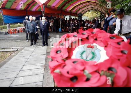 Etwa 100 Veteranen, Angehörige der Armee und Vertreter ausländischer Länder in Taiwan sowie andere Teilnehmer legen während eines Gedenktages im Taiwan POW Memorial and Peace Park Kränze ab und würdigen die Verstorbenen im Ersten und Zweiten Weltkrieg. Am 15. November 2020 in New Taipei City, Taiwan. (Foto von Ceng Shou Yi/NurPhoto) Stockfoto