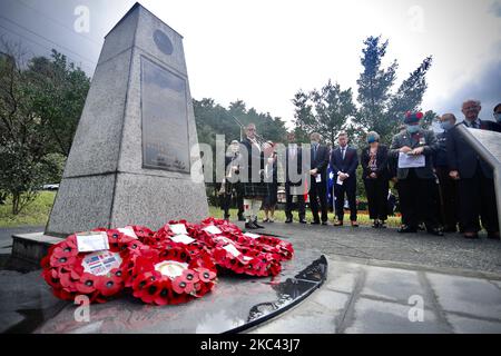 Etwa 100 Veteranen, Angehörige der Armee und Vertreter ausländischer Länder in Taiwan sowie andere Teilnehmer legen während eines Gedenktages im Taiwan POW Memorial and Peace Park Kränze ab und würdigen die Verstorbenen im Ersten und Zweiten Weltkrieg. Am 15. November 2020 in New Taipei City, Taiwan. (Foto von Ceng Shou Yi/NurPhoto) Stockfoto