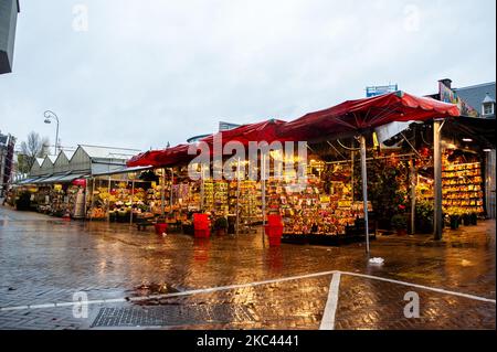 Die Straßen im Zentrum von Amsterdam sind fast leer, ohne Tourismus und an einem sehr regnerischen Tag, am 15.. november 2020. (Foto von Romy Arroyo Fernandez/NurPhoto) Stockfoto