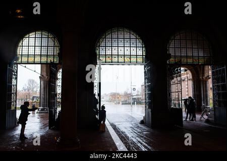 Am 15.. November 2020 warten in Amsterdam Menschen in der Passage des Rijksmuseums auf den heftigen Regen. (Foto von Romy Arroyo Fernandez/NurPhoto) Stockfoto