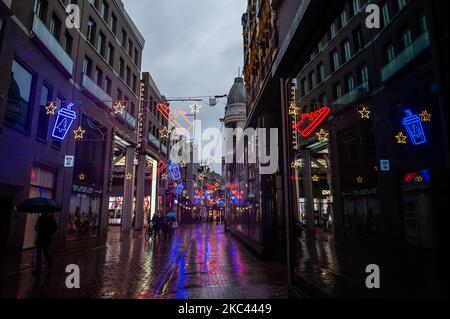 Die Einheimischen in Amsterdam gehen an einem regnerischen Tag einkaufen und gehen am 15.. November 2020 unter der Weihnachtsdekoration spazieren. (Foto von Romy Arroyo Fernandez/NurPhoto) Stockfoto