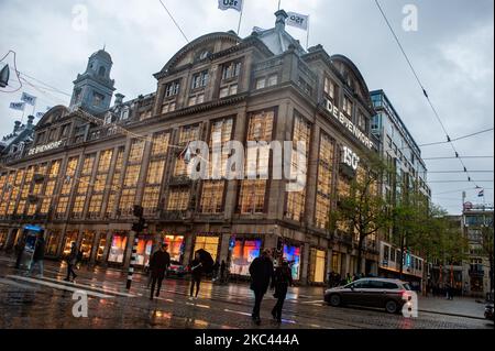 Die Einheimischen in Amsterdam gehen an einem regnerischen Tag einkaufen und gehen am 15.. November 2020 unter der Weihnachtsdekoration spazieren. (Foto von Romy Arroyo Fernandez/NurPhoto) Stockfoto