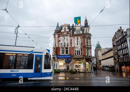 Die Straßen im Zentrum von Amsterdam sind fast leer, ohne Tourismus und an einem sehr regnerischen Tag, am 15.. november 2020. (Foto von Romy Arroyo Fernandez/NurPhoto) Stockfoto