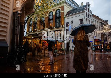 Die Einheimischen in Amsterdam gehen an einem regnerischen Tag einkaufen und gehen am 15.. November 2020 unter der Weihnachtsdekoration spazieren. (Foto von Romy Arroyo Fernandez/NurPhoto) Stockfoto