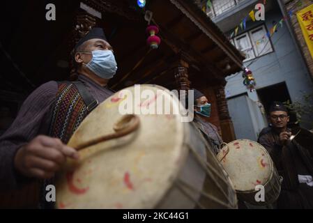 Newari Menschen spielen traditionelle Instrumente zusammen mit Face maks während der Newari Neujahrsparade Nhu Dan (das Newari Neujahr) fällt während des Tihar oder Deepawali und Dewali „Festival of Lights“ in Kirtipur, Kathmandu, Nepal am Montag, 16. November 2020. Nur eine begrenzte Anzahl von Menschen aus der Gemeinde Newar nahmen wegen einer kovidierten Pandemie an der Parade zum Neuen Jahr 1141 in Newari Teil. (Foto von Narayan Maharjan/NurPhoto) Stockfoto