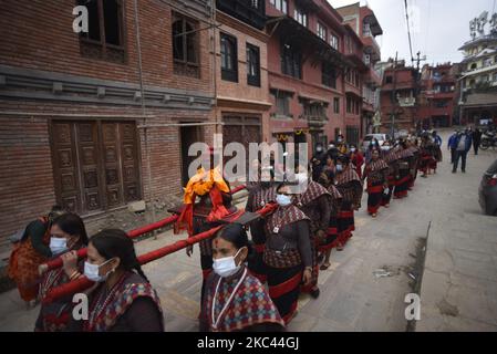 Newari-Menschen, die die Statue von Sankhardhar Sakwha (der vermutlich den Nepal-Sambat gegründet hat) zusammen mit der Gesichtsmaske während der Parade von Nhu Dan, dem Newari-Neujahr, tragen, Die am Montag, den 16. November 2020, auf das „Festival of Lights“ von Tihar oder Deepawali und Dewali in Kirtipur, Kathmandu, Nepal fällt. Nur eine begrenzte Anzahl von Menschen aus der Gemeinde Newar nahmen wegen einer kovidierten Pandemie an der Parade zum Neuen Jahr 1141 in Newari Teil. (Foto von Narayan Maharjan/NurPhoto) Stockfoto