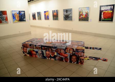 Stellt Kunst an der Bangladesh Shilpakala Academy in Dhaka, Bangladesch, am 16. November 2020 aus. Das Kulturministerium von Bangladesch organisierte in Dhaka eine Ausstellung zum Thema „'Kunst gegen den Corona-Virus''“. (Foto von Mamunur Rashid/NurPhoto) Stockfoto