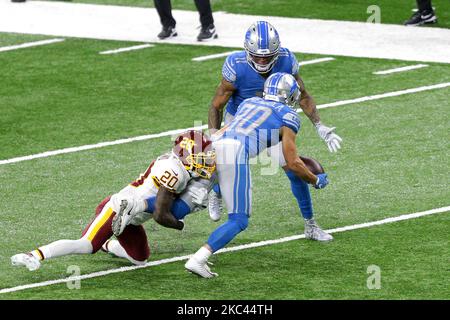 Der Detroit Lions Wide Receiver Danny Amendola (80) wird von Jimmy Moreland (20), dem Eckpfeiler des Washingtoner Fußballteams, angegangen, als er den Ball während der ersten Hälfte eines NFL-Fußballspiels in Detroit, Michigan, USA, am Sonntag, dem 15. November 2020, an den Wide Receiver Marvin Jones (11) übergibt. (Foto von Jorge Lemus/NurPhoto) Stockfoto