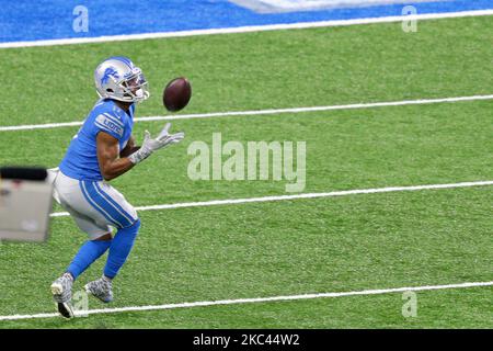 Marvin Hall (17), ein Breitempfänger der Detroit Lions, erhascht sich während der ersten Hälfte eines NFL-Fußballspiels gegen das Washington Football Team in Detroit, Michigan, USA, am Sonntag, 15. November 2020 einen Pass für einen Touchdown (Foto: Jorge Lemus/NurPhoto) Stockfoto