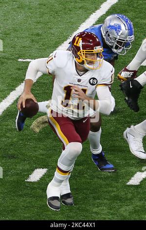 Quarterback Alex Smith (11) vom Washington Football Team trägt den Ball, nachdem er während der ersten Hälfte eines NFL-Fußballspiels zwischen dem Washington Football Team und den Detroit Lions keine Gelegenheit hatte, unter dem Druck des defensiven Ends Austin Bryant (94) der Detroit Lions zu bestehen In Detroit, Michigan, USA, am Sonntag, 15. November 2020. (Foto von Amy Lemus/NurPhoto) Stockfoto