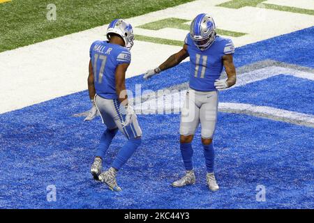 Breite Empfänger Marvin Hall (17) der Detroit Lions und breiten Empfänger Marvin Jones (11) der Detroit Lions feiern Marvin Hallâ €™s Touchdown während der ersten Hälfte eines NFL-Fußballspiel zwischen dem Washington Football Team und den Detroit Lions in Detroit, Michigan USA, am Sonntag, den 15. November 2020. (Foto von Amy Lemus/NurPhoto) Stockfoto