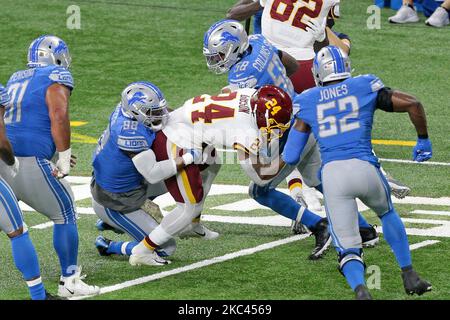 Das Washingtoner Fußballteam, das Antonio Gibson (24) zurückläuft, wird am Sonntag, den 15. November 2020, von dem defensiven Ende von Detroit Lions, Austin Bryant (94), während der ersten Hälfte eines NFL-Fußballspiels in Detroit, Michigan, USA, angegangen. (Foto von Jorge Lemus/NurPhoto) Stockfoto