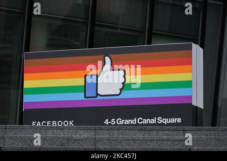Ansicht des Facebook-Logos im EMEA-Hauptsitz des Unternehmens auf dem Grand Canal Square in Docklands während der COVID-19-Pandemie in Dublin. Am Montag, den 16. November 2020, in Dublin, Irland. (Foto von Artur Widak/NurPhoto) Stockfoto