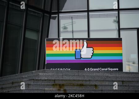 Ein Blick auf das Facebook-Logo auf seinem EMEA-Hauptsitz auf dem Grand Canal Square in Docklands während der COVID-19-Pandemie in Dublin. Am Montag, den 16. November 2020, in Dublin, Irland. (Foto von Artur Widak/NurPhoto) Stockfoto