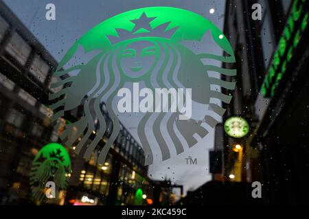 Starbucks Coffee-Logo im Zentrum von Dublin. Am Montag, den 16. November 2020, in Dublin, Irland. (Foto von Artur Widak/NurPhoto) Stockfoto