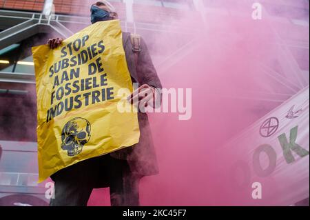 November 17., Den Haag. Mehrere Extinction Rebellion-Aktivisten und mit Hilfe der Dramatikerin Maria Goos und der niederländischen Schauspieler Sieger Sloot und Michiel de Jongdemand führten eine disruptive Aktion außerhalb des Gebäudes des Wirtschaftsministeriums und der Klimapolitik durch. Die Aktivisten fordern, dass die Subventionen für fossile Brennstoffe sofort gestoppt werden und die Gruppe fordert zudem die sofortige Freigabe der sogenannten Shell Papers. Während der Aktion versuchten die Aktivisten, das Gebäude zu erreichen, aber sie konnten das Gebäude wegen der hohen Polizeipräsenz nicht erreichen. Die Aktivisten beenden die Blockierung des Verkehrs, in Stockfoto