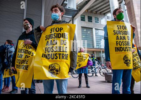 November 17., Den Haag. Mehrere Extinction Rebellion-Aktivisten und mit Hilfe der Dramatikerin Maria Goos und der niederländischen Schauspieler Sieger Sloot und Michiel de Jongdemand führten eine disruptive Aktion außerhalb des Gebäudes des Wirtschaftsministeriums und der Klimapolitik durch. Die Aktivisten fordern, dass die Subventionen für fossile Brennstoffe sofort gestoppt werden und die Gruppe fordert zudem die sofortige Freigabe der sogenannten Shell Papers. Während der Aktion versuchten die Aktivisten, das Gebäude zu erreichen, aber sie konnten das Gebäude wegen der hohen Polizeipräsenz nicht erreichen. Die Aktivisten beenden die Blockierung des Verkehrs, in Stockfoto