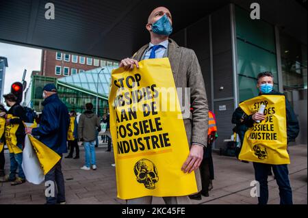 November 17., Den Haag. Mehrere Extinction Rebellion-Aktivisten und mit Hilfe der Dramatikerin Maria Goos und der niederländischen Schauspieler Sieger Sloot und Michiel de Jongdemand führten eine disruptive Aktion außerhalb des Gebäudes des Wirtschaftsministeriums und der Klimapolitik durch. Die Aktivisten fordern, dass die Subventionen für fossile Brennstoffe sofort gestoppt werden und die Gruppe fordert zudem die sofortige Freigabe der sogenannten Shell Papers. Während der Aktion versuchten die Aktivisten, das Gebäude zu erreichen, aber sie konnten das Gebäude wegen der hohen Polizeipräsenz nicht erreichen. Die Aktivisten beenden die Blockierung des Verkehrs, in Stockfoto