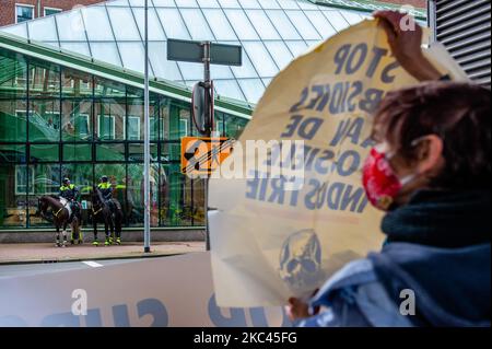 November 17., Den Haag. Mehrere Extinction Rebellion-Aktivisten und mit Hilfe der Dramatikerin Maria Goos und der niederländischen Schauspieler Sieger Sloot und Michiel de Jongdemand führten eine disruptive Aktion außerhalb des Gebäudes des Wirtschaftsministeriums und der Klimapolitik durch. Die Aktivisten fordern, dass die Subventionen für fossile Brennstoffe sofort gestoppt werden und die Gruppe fordert zudem die sofortige Freigabe der sogenannten Shell Papers. Während der Aktion versuchten die Aktivisten, das Gebäude zu erreichen, aber sie konnten das Gebäude wegen der hohen Polizeipräsenz nicht erreichen. Die Aktivisten beenden die Blockierung des Verkehrs, in Stockfoto