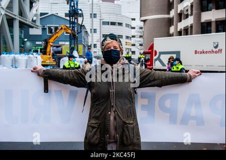 November 17., Den Haag. Mehrere Extinction Rebellion-Aktivisten und mit Hilfe der Dramatikerin Maria Goos und der niederländischen Schauspieler Sieger Sloot und Michiel de Jongdemand führten eine disruptive Aktion außerhalb des Gebäudes des Wirtschaftsministeriums und der Klimapolitik durch. Die Aktivisten fordern, dass die Subventionen für fossile Brennstoffe sofort gestoppt werden und die Gruppe fordert zudem die sofortige Freigabe der sogenannten Shell Papers. Während der Aktion versuchten die Aktivisten, das Gebäude zu erreichen, aber sie konnten das Gebäude wegen der hohen Polizeipräsenz nicht erreichen. Die Aktivisten beenden die Blockierung des Verkehrs, in Stockfoto