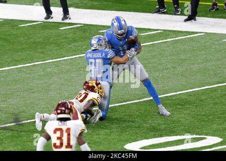 Der Detroit Lions Wide Receiver Danny Amendola (80) wird von Jimmy Moreland (20), dem Eckpfeiler des Washingtoner Fußballteams, angegangen, als er den Ball während der ersten Hälfte eines NFL-Fußballspiels in Detroit, Michigan, USA, am Sonntag, dem 15. November 2020, an den Wide Receiver Marvin Jones (11) übergibt. (Foto von Jorge Lemus/NurPhoto) Stockfoto