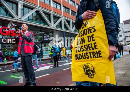 November 17., Den Haag. Mehrere Extinction Rebellion-Aktivisten und mit Hilfe der Dramatikerin Maria Goos und der niederländischen Schauspieler Sieger Sloot und Michiel de Jongdemand führten eine disruptive Aktion außerhalb des Gebäudes des Wirtschaftsministeriums und der Klimapolitik durch. Die Aktivisten fordern, dass die Subventionen für fossile Brennstoffe sofort gestoppt werden und die Gruppe fordert zudem die sofortige Freigabe der sogenannten Shell Papers. Während der Aktion versuchten die Aktivisten, das Gebäude zu erreichen, aber sie konnten das Gebäude wegen der hohen Polizeipräsenz nicht erreichen. Die Aktivisten beenden die Blockierung des Verkehrs, in Stockfoto