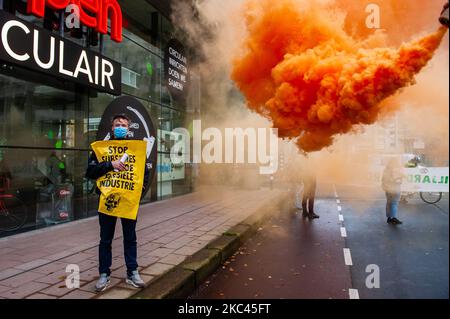 November 17., Den Haag. Mehrere Extinction Rebellion-Aktivisten und mit Hilfe der Dramatikerin Maria Goos und der niederländischen Schauspieler Sieger Sloot und Michiel de Jongdemand führten eine disruptive Aktion außerhalb des Gebäudes des Wirtschaftsministeriums und der Klimapolitik durch. Die Aktivisten fordern, dass die Subventionen für fossile Brennstoffe sofort gestoppt werden und die Gruppe fordert zudem die sofortige Freigabe der sogenannten Shell Papers. Während der Aktion versuchten die Aktivisten, das Gebäude zu erreichen, aber sie konnten das Gebäude wegen der hohen Polizeipräsenz nicht erreichen. Die Aktivisten beenden die Blockierung des Verkehrs, in Stockfoto