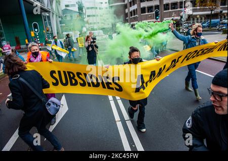 November 17., Den Haag. Mehrere Extinction Rebellion-Aktivisten und mit Hilfe der Dramatikerin Maria Goos und der niederländischen Schauspieler Sieger Sloot und Michiel de Jongdemand führten eine disruptive Aktion außerhalb des Gebäudes des Wirtschaftsministeriums und der Klimapolitik durch. Die Aktivisten fordern, dass die Subventionen für fossile Brennstoffe sofort gestoppt werden und die Gruppe fordert zudem die sofortige Freigabe der sogenannten Shell Papers. Während der Aktion versuchten die Aktivisten, das Gebäude zu erreichen, aber sie konnten das Gebäude wegen der hohen Polizeipräsenz nicht erreichen. Die Aktivisten beenden die Blockierung des Verkehrs, in Stockfoto