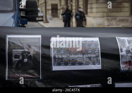 Mehrere Gewerkschaften, die Journalisten vertreten, protestieren gegen das globale Sicherheitsgesetz, das am 17. November 2020 im Parlament in Paris, Frankreich, diskutiert wird. Wenn das Gesetz verabschiedet wird, könnte es Sanktionen für Menschen einführen, die Polizisten in Aktion Filmen. (Foto von Jacopo Landi/NurPhoto) Stockfoto