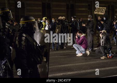 Mehrere Gewerkschaften, die Journalisten vertreten, protestieren gegen das globale Sicherheitsgesetz, das am 17. November 2020 im Parlament in Paris, Frankreich, diskutiert wird. Wenn das Gesetz verabschiedet wird, könnte es Sanktionen für Menschen einführen, die Polizisten in Aktion Filmen. (Foto von Jacopo Landi/NurPhoto) Stockfoto