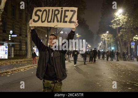 Mehrere Gewerkschaften, die Journalisten vertreten, protestieren gegen das globale Sicherheitsgesetz, das am 17. November 2020 im Parlament in Paris, Frankreich, diskutiert wird. Wenn das Gesetz verabschiedet wird, könnte es Sanktionen für Menschen einführen, die Polizisten in Aktion Filmen. (Foto von Jacopo Landi/NurPhoto) Stockfoto