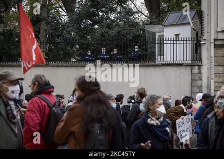 Mehrere Gewerkschaften, die Journalisten vertreten, protestieren gegen das globale Sicherheitsgesetz, das am 17. November 2020 im Parlament in Paris, Frankreich, diskutiert wird. Wenn das Gesetz verabschiedet wird, könnte es Sanktionen für Menschen einführen, die Polizisten in Aktion Filmen. (Foto von Jacopo Landi/NurPhoto) Stockfoto