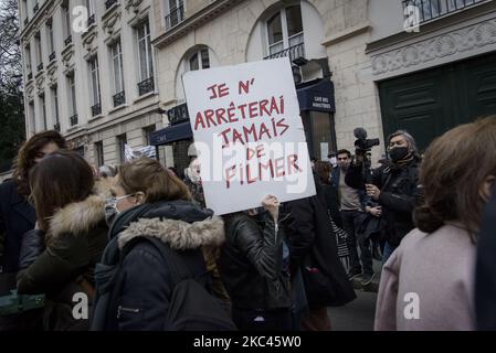 Mehrere Gewerkschaften, die Journalisten vertreten, protestieren gegen das globale Sicherheitsgesetz, das am 17. November 2020 im Parlament in Paris, Frankreich, diskutiert wird. Wenn das Gesetz verabschiedet wird, könnte es Sanktionen für Menschen einführen, die Polizisten in Aktion Filmen. (Foto von Jacopo Landi/NurPhoto) Stockfoto