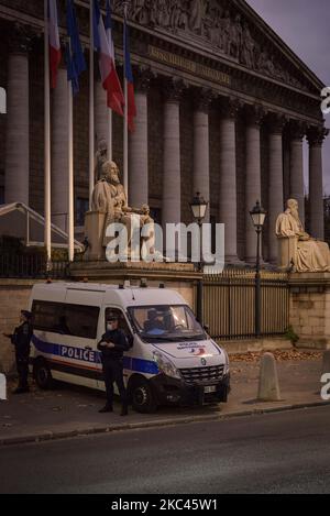 Mehrere Gewerkschaften, die Journalisten vertreten, protestieren gegen das globale Sicherheitsgesetz, das am 17. November 2020 im Parlament in Paris, Frankreich, diskutiert wird. Wenn das Gesetz verabschiedet wird, könnte es Sanktionen für Menschen einführen, die Polizisten in Aktion Filmen. (Foto von Jacopo Landi/NurPhoto) Stockfoto