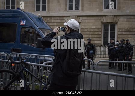 Mehrere Gewerkschaften, die Journalisten vertreten, protestieren gegen das globale Sicherheitsgesetz, das am 17. November 2020 im Parlament in Paris, Frankreich, diskutiert wird. Wenn das Gesetz verabschiedet wird, könnte es Sanktionen für Menschen einführen, die Polizisten in Aktion Filmen. (Foto von Jacopo Landi/NurPhoto) Stockfoto