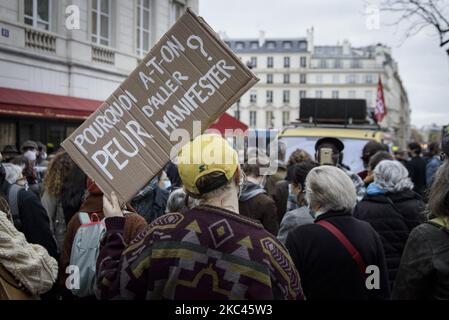 Mehrere Gewerkschaften, die Journalisten vertreten, protestieren gegen das globale Sicherheitsgesetz, das am 17. November 2020 im Parlament in Paris, Frankreich, diskutiert wird. Wenn das Gesetz verabschiedet wird, könnte es Sanktionen für Menschen einführen, die Polizisten in Aktion Filmen. (Foto von Jacopo Landi/NurPhoto) Stockfoto