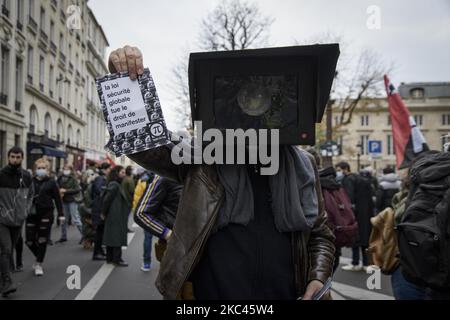 Mehrere Gewerkschaften, die Journalisten vertreten, protestieren gegen das globale Sicherheitsgesetz, das am 17. November 2020 im Parlament in Paris, Frankreich, diskutiert wird. Wenn das Gesetz verabschiedet wird, könnte es Sanktionen für Menschen einführen, die Polizisten in Aktion Filmen. (Foto von Jacopo Landi/NurPhoto) Stockfoto