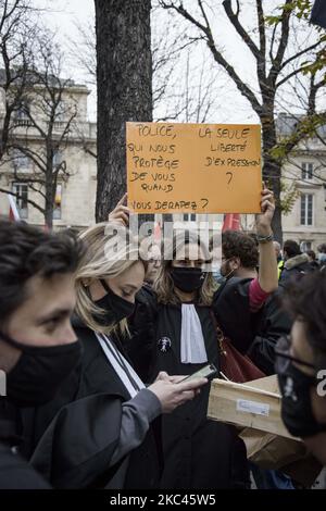 Mehrere Gewerkschaften, die Journalisten vertreten, protestieren gegen das globale Sicherheitsgesetz, das am 17. November 2020 im Parlament in Paris, Frankreich, diskutiert wird. Wenn das Gesetz verabschiedet wird, könnte es Sanktionen für Menschen einführen, die Polizisten in Aktion Filmen. (Foto von Jacopo Landi/NurPhoto) Stockfoto