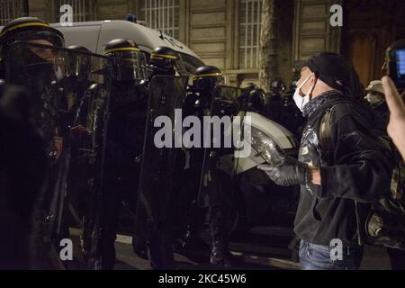 Mehrere Gewerkschaften, die Journalisten vertreten, protestieren gegen das globale Sicherheitsgesetz, das am 17. November 2020 im Parlament in Paris, Frankreich, diskutiert wird. Wenn das Gesetz verabschiedet wird, könnte es Sanktionen für Menschen einführen, die Polizisten in Aktion Filmen. (Foto von Jacopo Landi/NurPhoto) Stockfoto