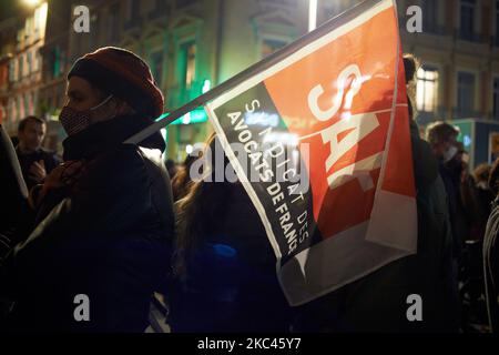 Eine Rechtsanwältin, Claire Dujardin, hält eine Flagge der SAF (dh Union of French Lawyers). Mehrere NGOs (Amnesty International, Human Rights League), Gewerkschaften (CGT, CNT, CFDT, SAF ie Union of French Lawyers), Journalistengewerkschaften (SNJ, SNJ-CGT), der Internationale und der Europäische Journalistenverband und politische Parteien forderten eine Versammlung gegen das so genannte „Globale Sicherheitsgesetz“, das vom französischen Präsidenten Macron und seiner Mehrheit gefördert wurde. Die Versammlung endete inmitten von Tränengaswolken, die von der Bereitschaftspolizei ins Leben gerufen wurden. Dieses Gesetz beabsichtigt, mehr Befugnisse an die Stadtpolizei und private Sicherheitskräfte geben, i Stockfoto